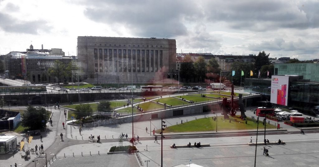 Suomen eduskuntatalo Oodista nähtynä