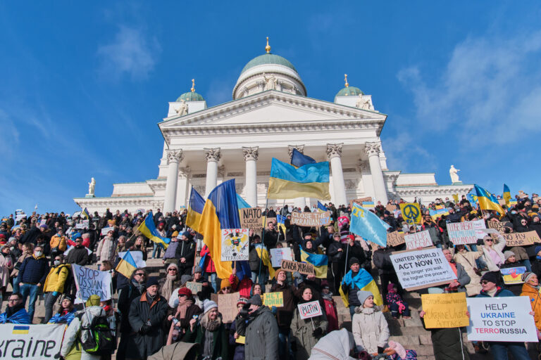 Mielenosoitus Venäjän hyökkäystä vastaan Ukrainan puolesta.