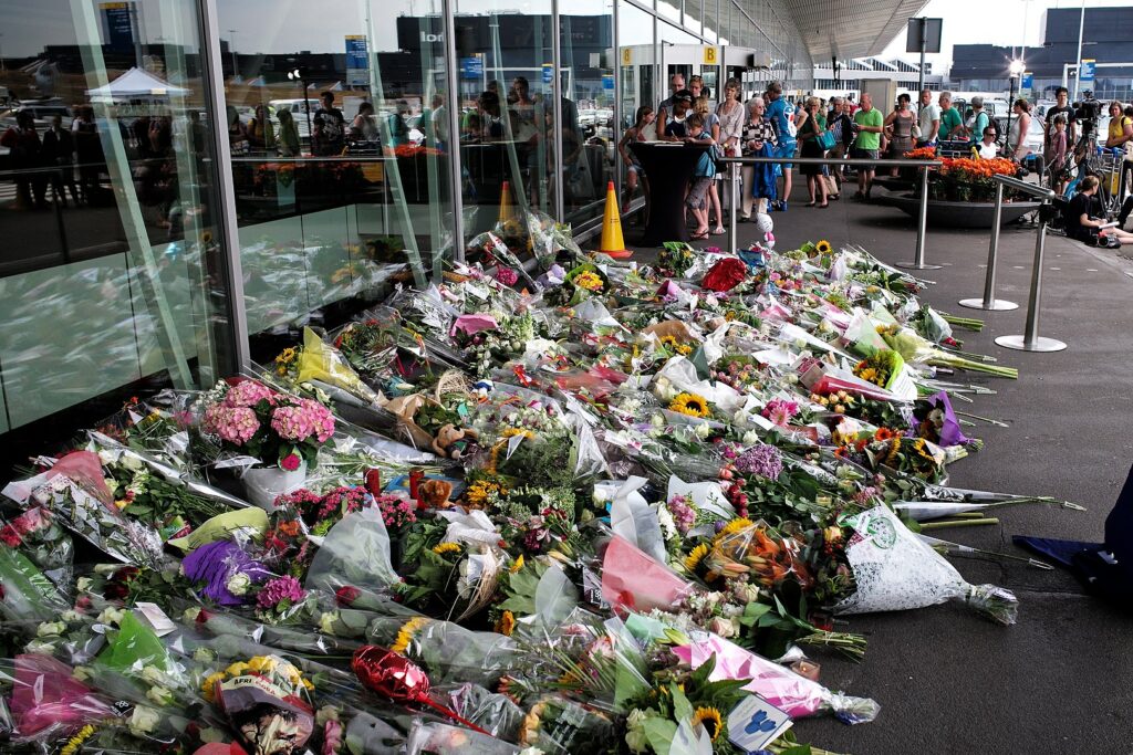 MH17 muistokukkia Amsterdamin lentokentällä.