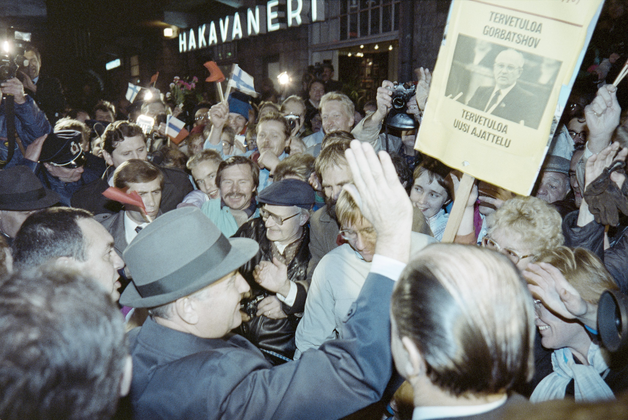 Neuvostoliiton presidentti Mihail Gorbatshov tervehti suomalaisia.