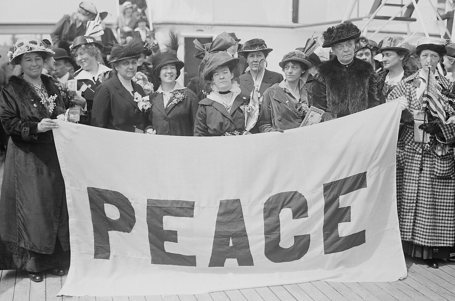 Amerikkalaisia edustajia matkalla Naisten Rauhankonferensiin Haagissa vuonna 1915.