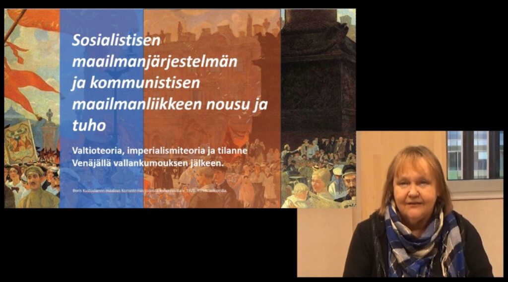 Heli Santavuori alustaa Uusi historia -yhdistyksen tilaisuudessa 17.10.2023.