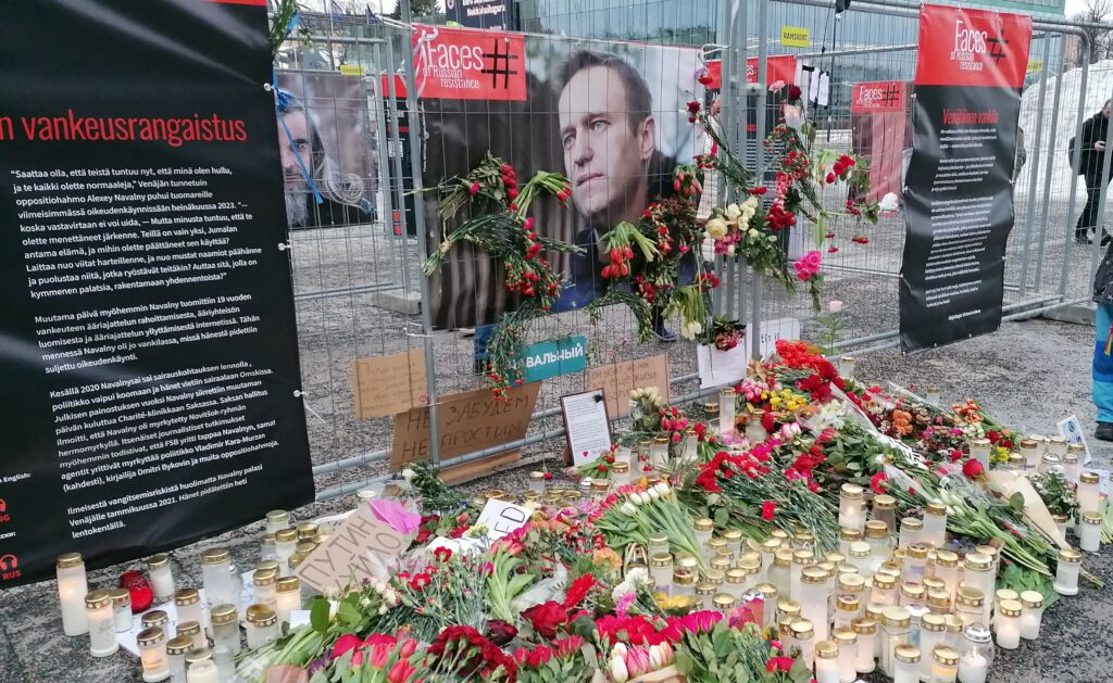 Kukkia ja kynttilöitä Aleksei Navlanyille Venäjän mielipidevankien näyttelyssä kansalaistorilla 20.2.2024.