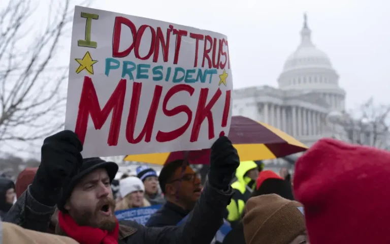 Mielenosoitus "presidentti Muskia" vastaan helmikuussa 2025.