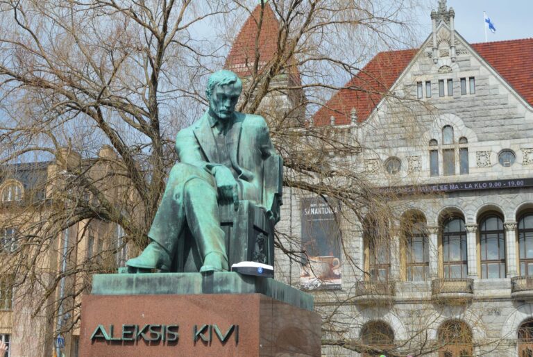 Aleksis Kiven patsas Helsingissä.