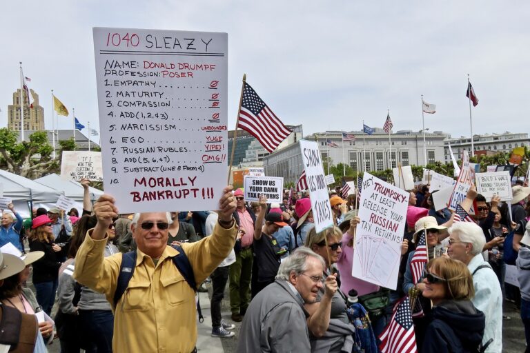 Mielenosoitus Trumpin verotietojen näyttämiseksi.